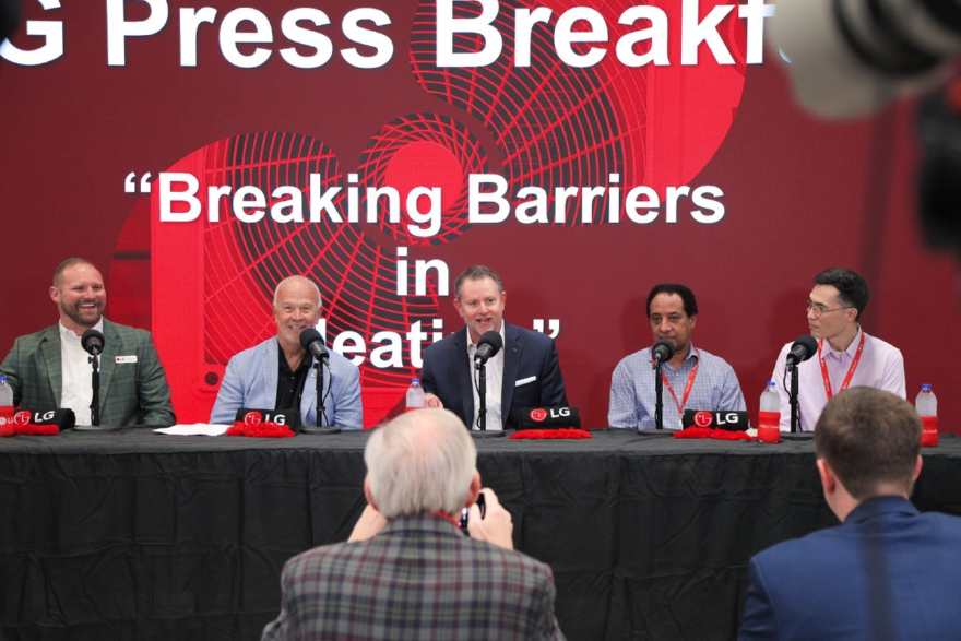 (가운데부터 오른쪽으로) LG전자 미국법인 스티브 스카브로 상업용에어컨담당, 알래스카 앵커리지 대학 게투 교수, 알래스카 페어뱅크스 대학 김선우 교수