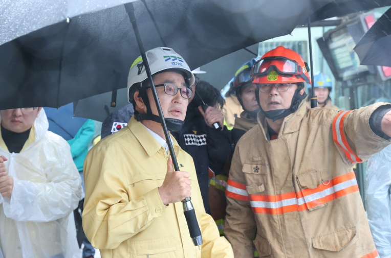 긴급 미국 출장 마치고 즉시 광명 붕괴 사고 현장 달려간 김동연 경기도지사, “마지막 실종자 구조에 최선 다하고, 인근 초등학교는 정밀 진단” 지시