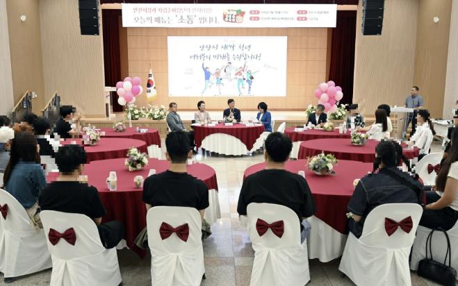 이민근 안산시장, 자립준비청년과 소통… 인감도장 전달로 첫걸음 격려