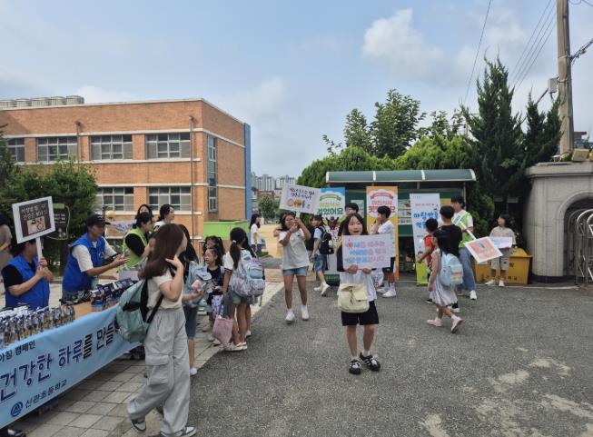 공주시, 건강한 돌봄놀이터 연계 등굣길 ‘아침먹기 캠페인’

