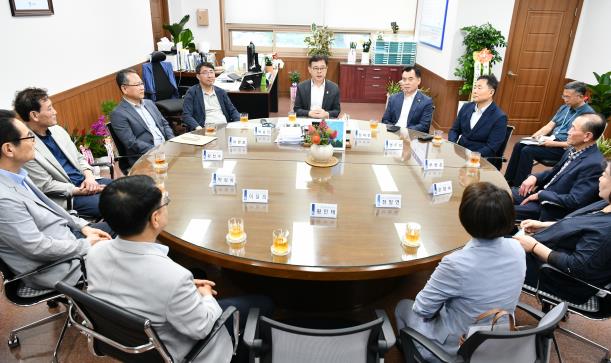 장수석 수원영통구청장, 영통구 단체장과 반가운 첫 만남