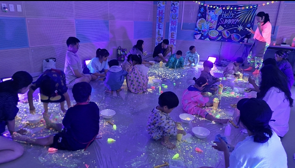 창녕군육아지원센터, 영유아 체험프로그램‘야광물감놀이’성료