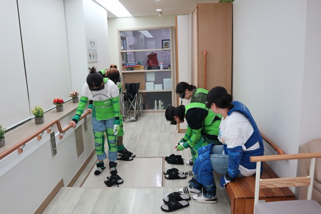서울장학재단, 디지털 봉사단 1기 출범…키오스크 앞 어르신 도우며 세대공감