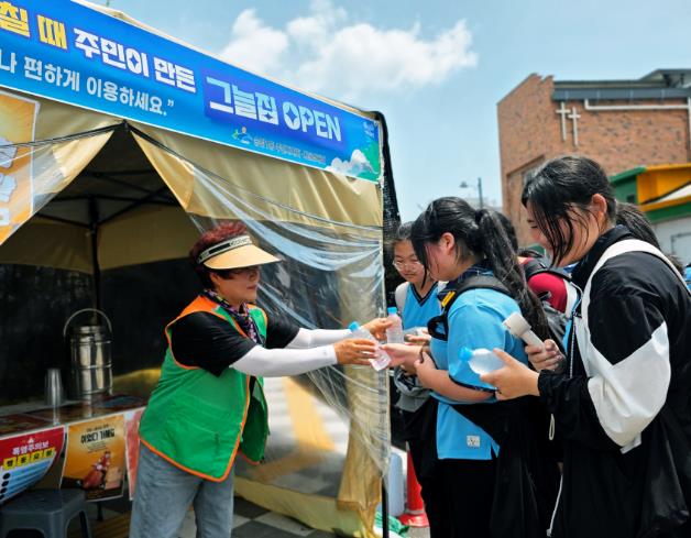 광주광역시광산구  접이식 그늘막으로 이동형 그늘 쉼터 마련