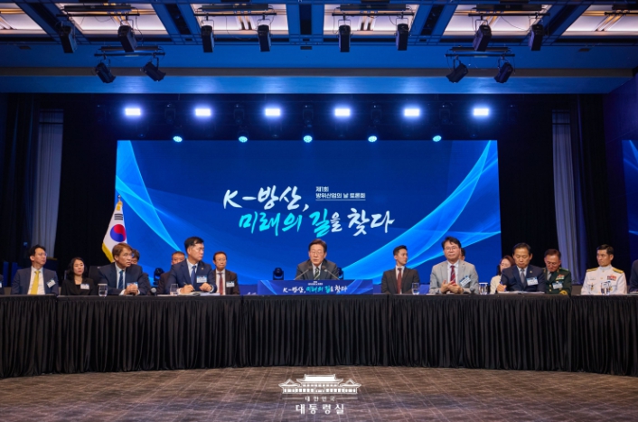 이재명 대통령 "방위산업, 미래 먹거리…AI·무인 로봇 무기 체계 개발"