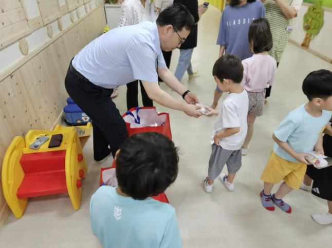 세종어린이집, 정성 가득한 감자 여주시 여흥동행정복지센터에 기탁