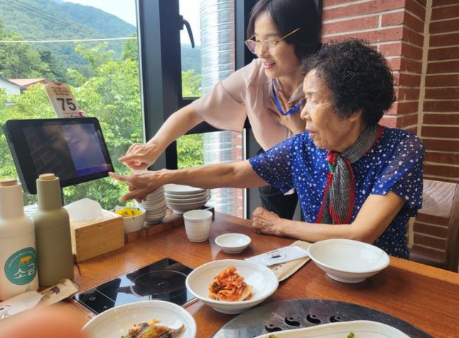 완주 어르신 키오스크 체험 “이젠 낯설지 않아요”

