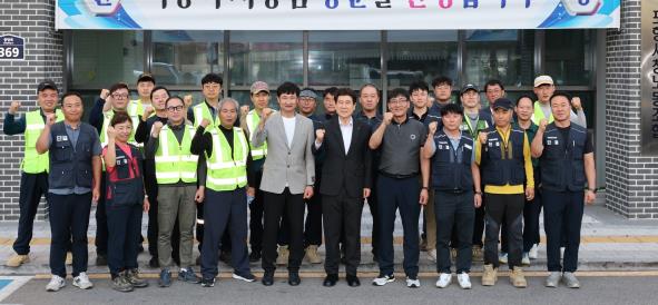 포항시 이강덕 시장, 새벽 근무 환경관리원 격려…깨끗한 포항은 여러분 덕분