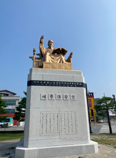 여주시 세종대왕 동상, 검은빛 걷어내고 황금빛 위엄 되살아나다 