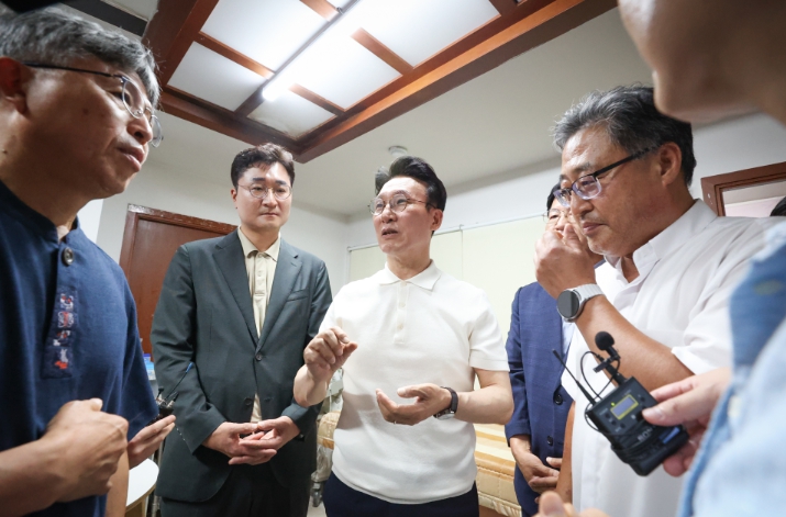 김민석 총리, 여름철 폭염 대비 쪽방촌 주민 찾아 ‘안전한 여름나기’ 보호 당부