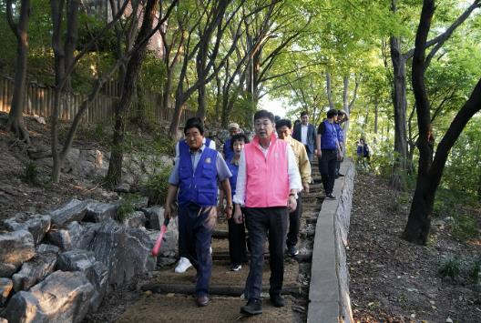 범죄 잡는 눈, 위험 알리는 벨… 종로구 숲길이 달라진다