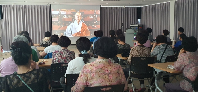 진주시 상봉동주민자치회, '한여름 밤의 영화산책' 성황리에 첫 영화 상영