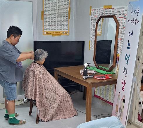 의정부시 호원1동, 다락원 어르신 위한 '어느 멋진 날' 이‧미용 봉사 실시