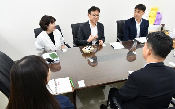 장수석 수원영통구청장, 관내 사회복지기관 방문하여 소통 행정 이어가