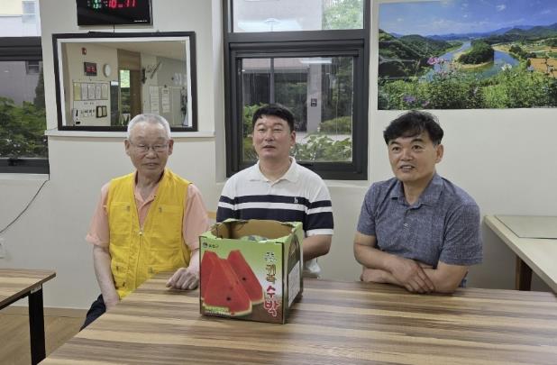 수원시 영통구 망포2동, 폭염 극복 위한 관내 경로당 수박 전달