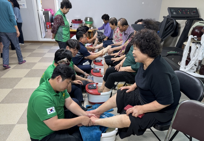 군위 직공장 새마을협의회, 족욕 봉사로 마을 주민 웃음꽃