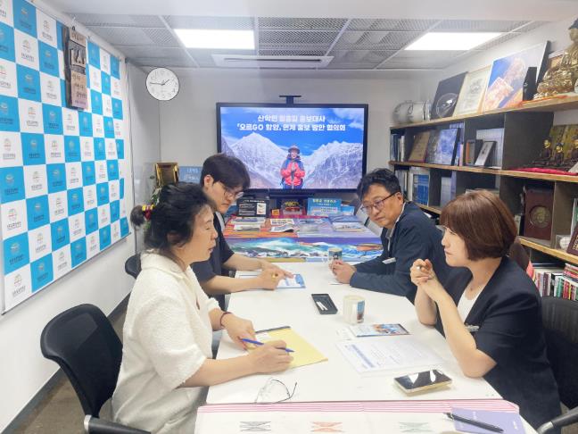 함양군, 엄홍길 ‘오르GO 함양’ 홍보대사 협력 방안 논의
