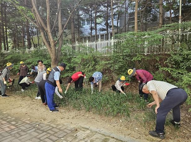 파주시 운정1동 실버경찰대 봉사단, 마을 정원 가꾸기에 구슬땀