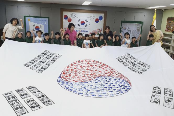 수원시 권선구 권선1동, 관내 세림유치원 원생들과 손도장 태극기 제작