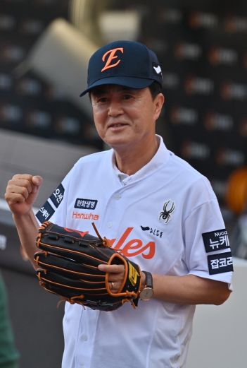 야구장에 피어난 ‘충남의 미래’…김태흠 지사, 도립대 응원 시구