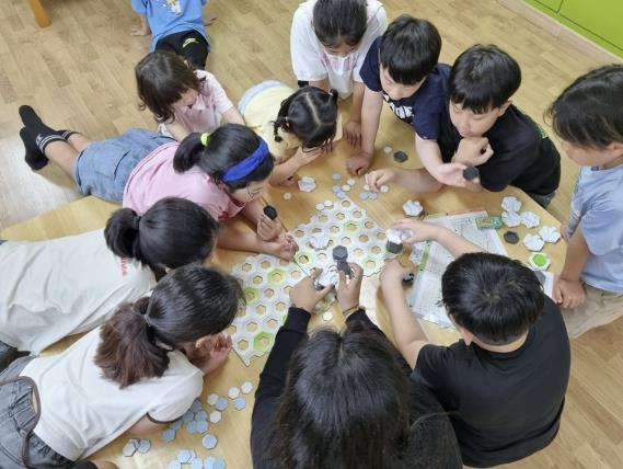 부천여성청소년재단, 온세미코리아 부천시 57개 지역아동센터 '과학보드게임' 전달
