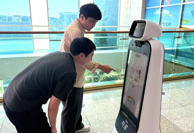 이천시 안내로봇 ‘이로’, 다문화 가정을 위한 외국어 기능 추가