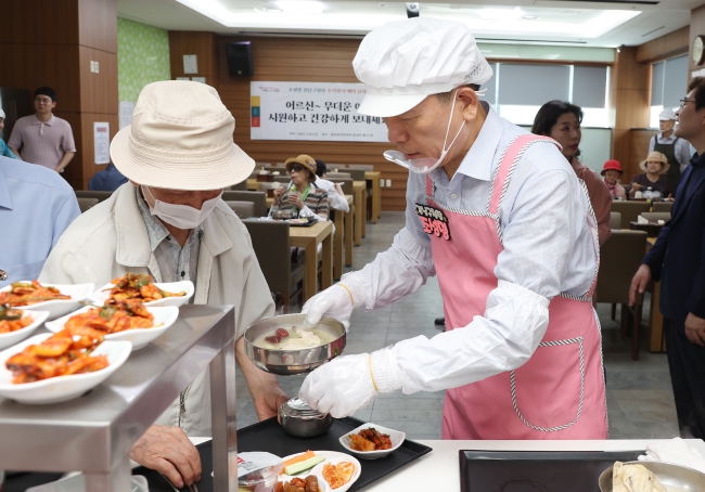 조성명 강남구청장, 초복 맞아 노인종합복지관서 삼계탕 배식 봉사