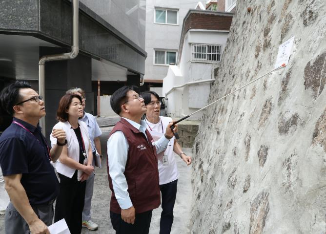 "균열 하나도 놓치지 않는다" 마포구, 노후 건축물에 스마트 센서 달다