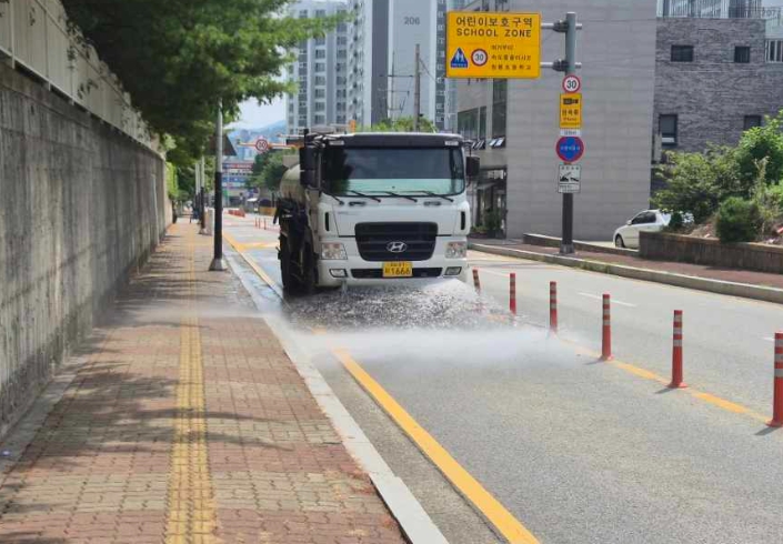 천안시, 폭염·비산먼지 대응…공동주택 건설현장 살수작업