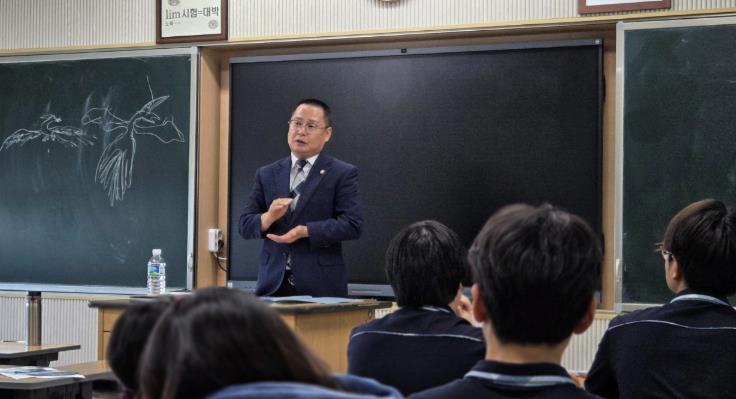 완주군의회 성중기 의원, 전북사대부고 진로체험 ‘직업인 특강’ 나서
