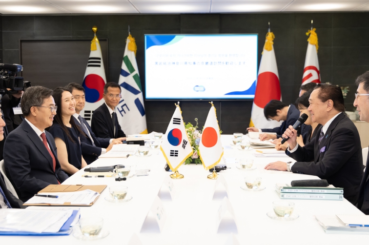 김동연 경기도지사, 구로이와 유지 일본 가나가와현 지사와 친선결연 35주년 기념 ‘교류협력심화’ 공동선언
