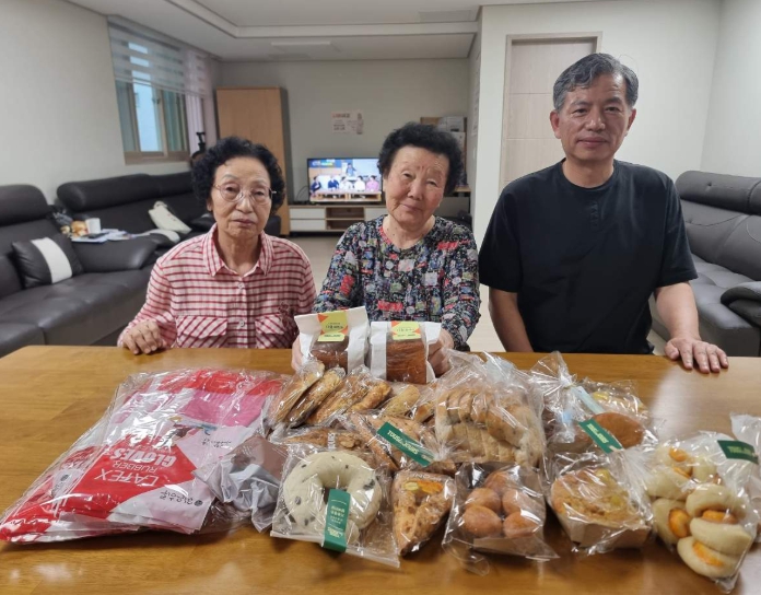 사)한국장애인소비자연합 부산광역시협의회, 초량3동 소재 경로당에 베이커리와 고무장갑 전달