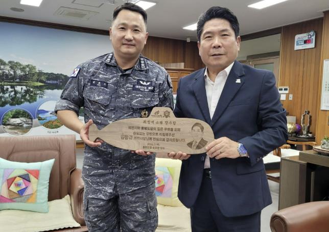자매결연 홍범도함, 제천시 방문... 참전유공자 후손에 장학금 전달