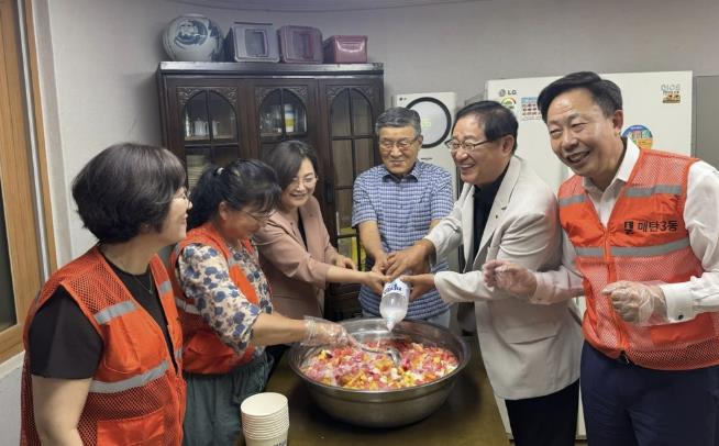 수원시 영통구 매탄3동 지역사회보장협의체, 효원경로당과 화채 만들기 실시
