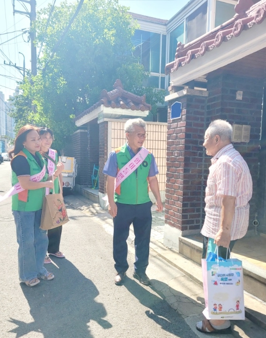 대구 남구 봉덕3동 자율방재단, 폭염 대비  폐지 줍는 어르신 안부살피며 물품 전달