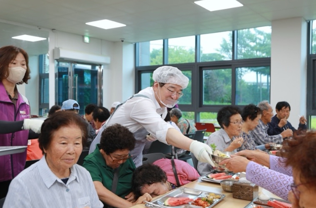 옥천군노인복지관, 지역 어르신 900여명에게‘초복맞이 보양식 삼계탕’제공