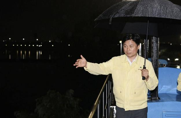 조용익 부천시장, 호우주의보 발효 속 굴포천 일대 긴급 점검