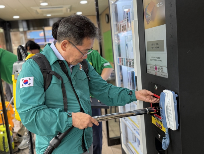 군위군 직장공장 새마을협의회, 버스 승강장 환경정비로 새 단장