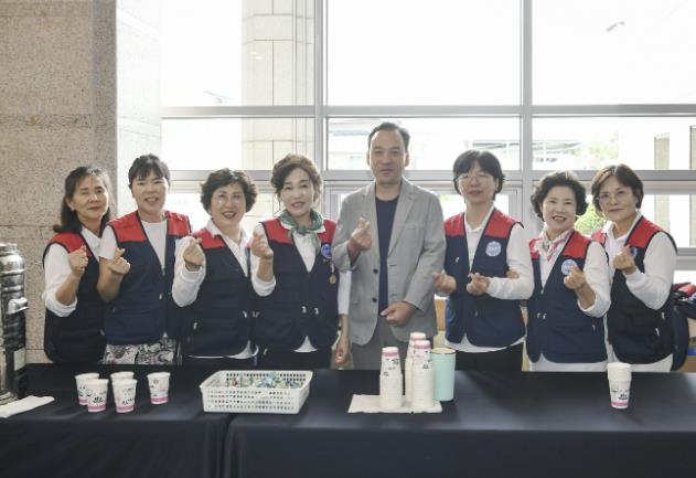"따뜻한 차 한 잔, 정성 한 모금" 한국자유총연맹 문경시지회, 현장 다과 봉사 나서
