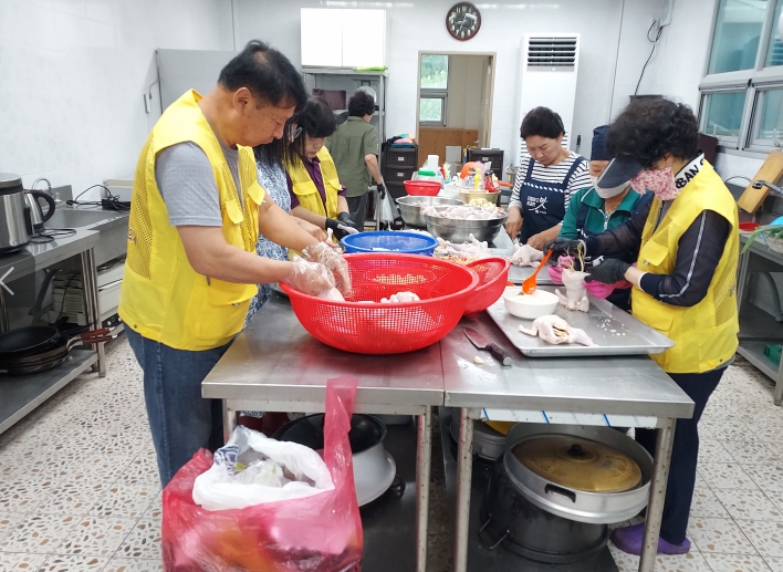 동해시 삼화동지역사회보장협의체, 초복맞이‘행복반찬 나눔사업’진행