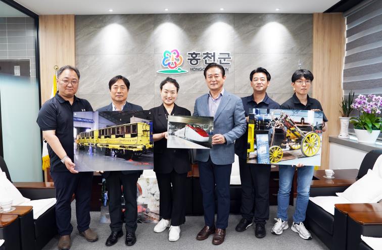 홍천군 국가철도공단, “2025년 철도의 날 기념식 전시 사진” 홍천군 전달