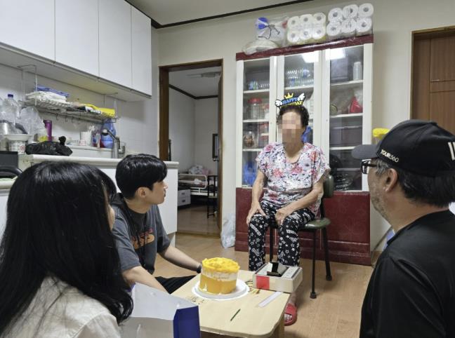 수원시 팔달구 지동, 홀몸 어르신께 따뜻한 생신 축하와 선물 전달 