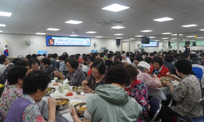 동구종합사회복지관, 초복맞이 특식 나눔 행사 ‘힘내라! 여름’ 성황리 개최