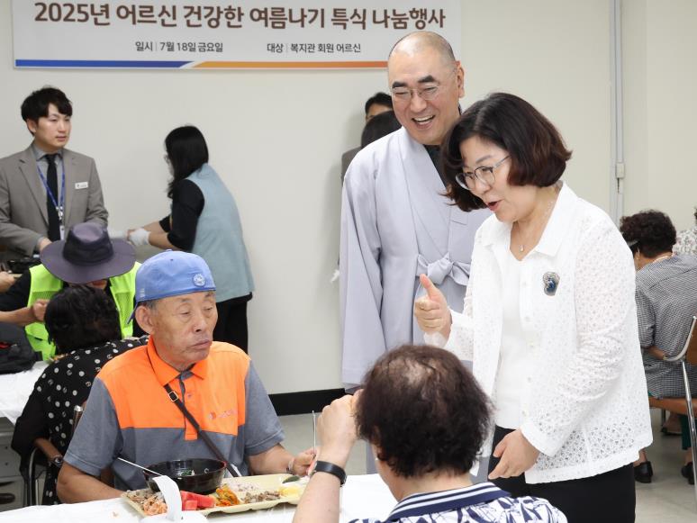 안성시노인복지관, 2025년 '어르신 건강한 여름나기 특식 나눔행사' 진행 