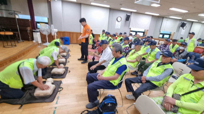“ 부산중구노인복지관 · 부산중부소방서 연계 생명을 살리는 손길, 심폐소생술 교육 실시”