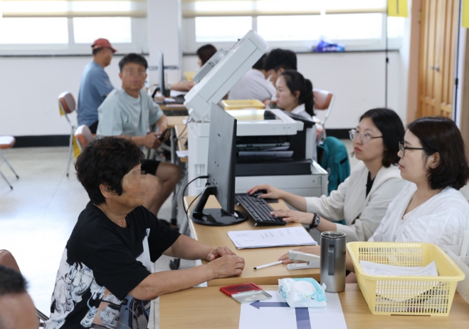 고흥군, 민생회복 소비쿠폰 지급 첫날, 군민 발걸음 이어져