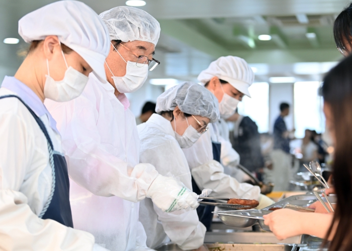 이현재 하남시장, 하남고 석식 지원 현장 방문… 직접 배식하며 수험생 응원