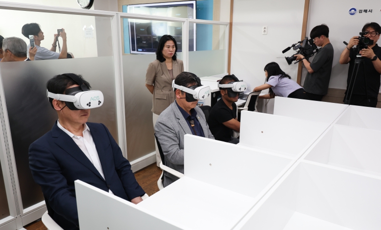 전국 1호 외국인근로자 산업안전 VR체험교육장 ‘김해시에’ 김해외국인근로자지원센터 내 설치 22일 개소식 개최