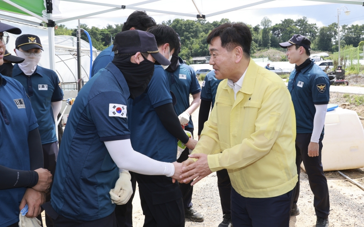 김관영 전북도지사, 집중호우 침수피해 농가 위로 방문