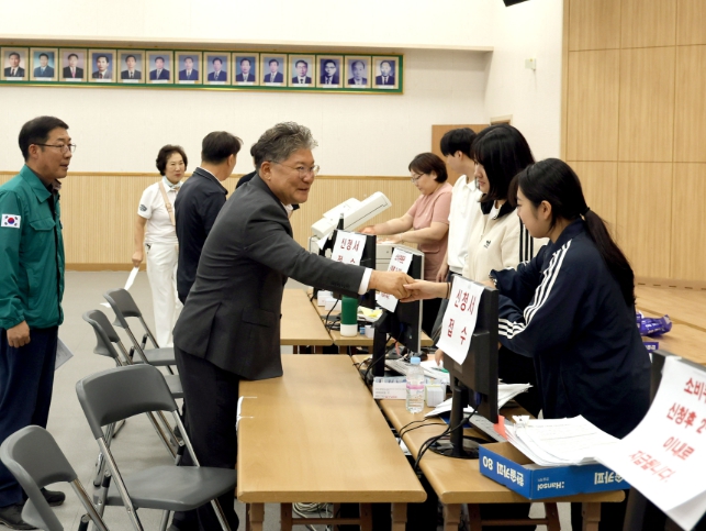 장세일 영광군수, 민생회복 소비쿠폰 신청 현장 찾아 관계자 격려 